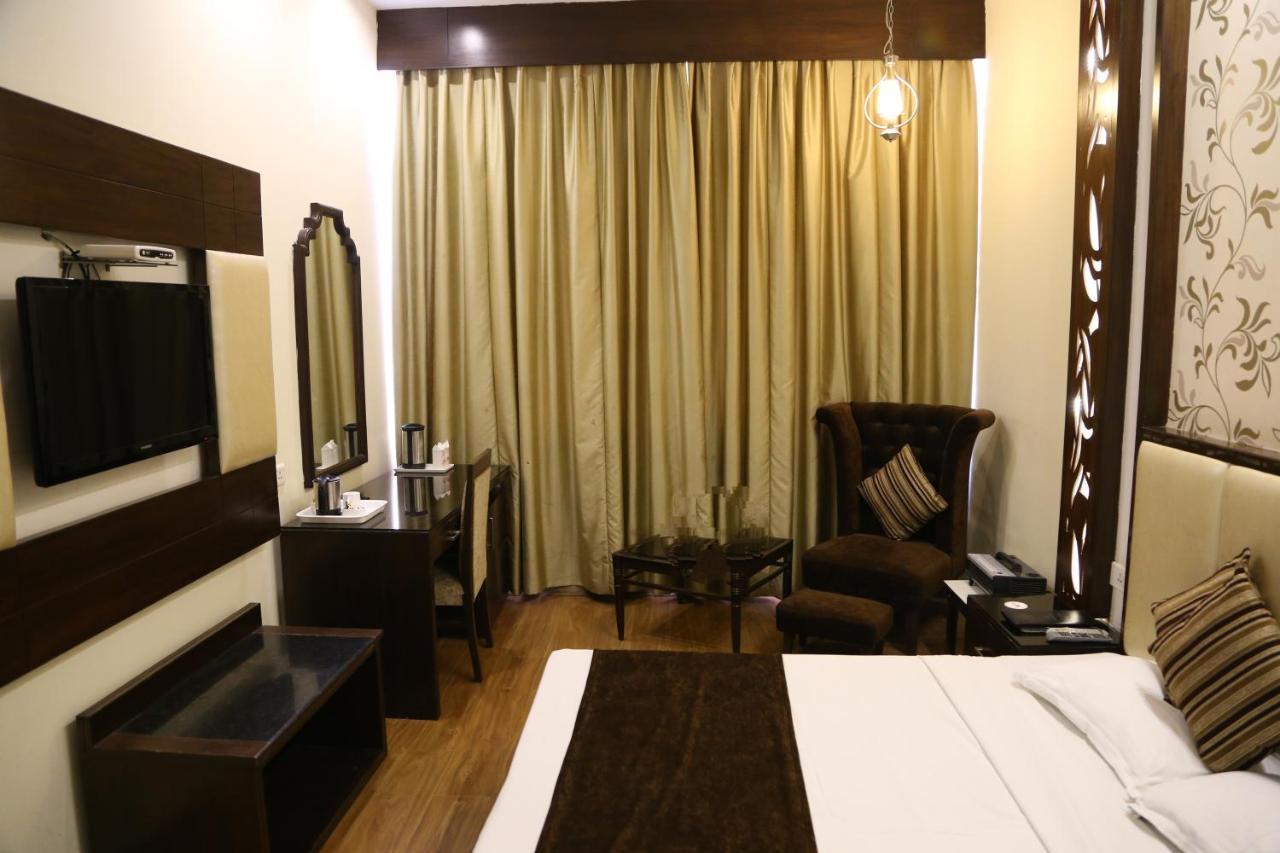Hotel Parbhat Inn Panchkula Exterior photo