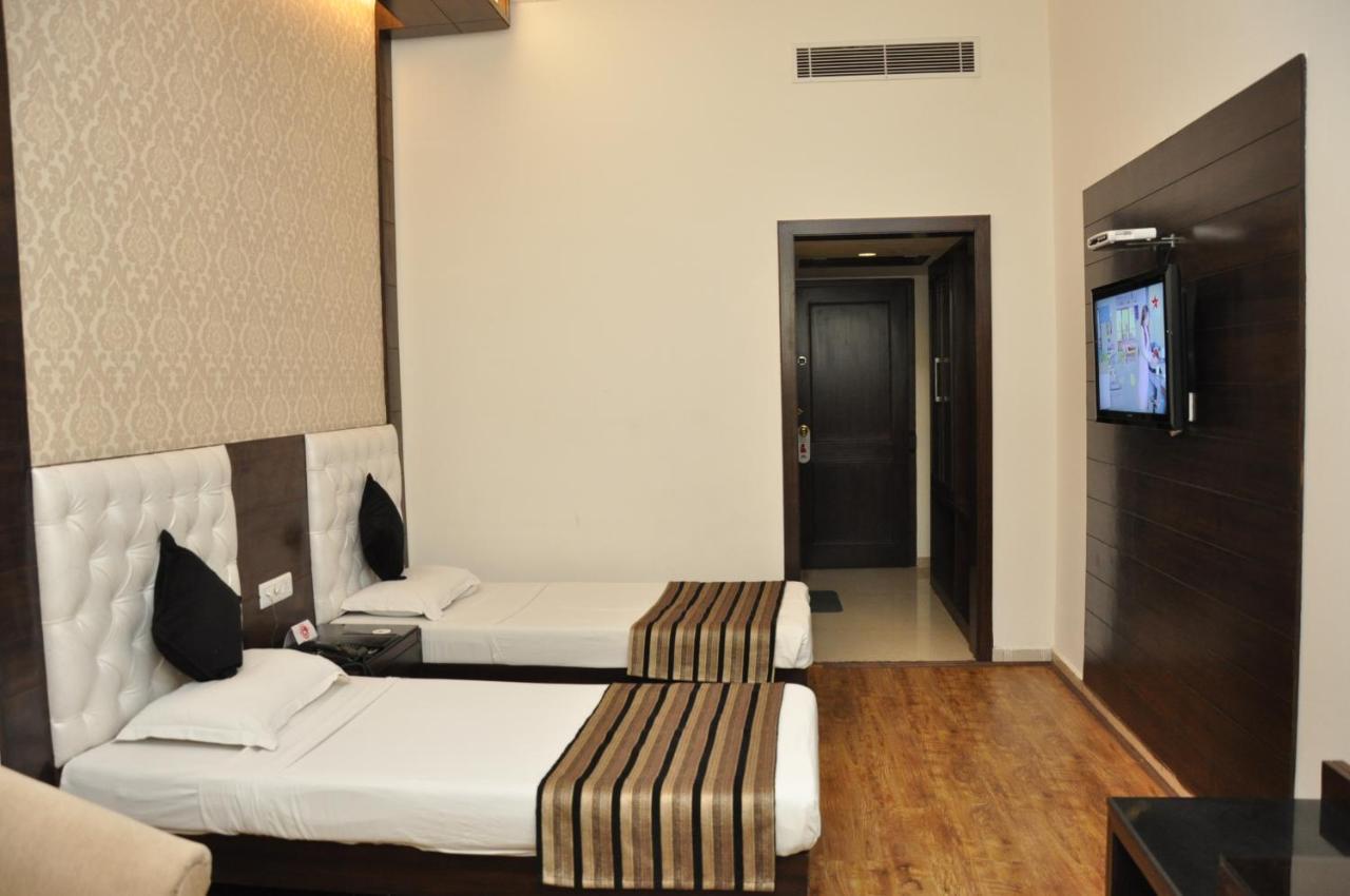 Hotel Parbhat Inn Panchkula Exterior photo
